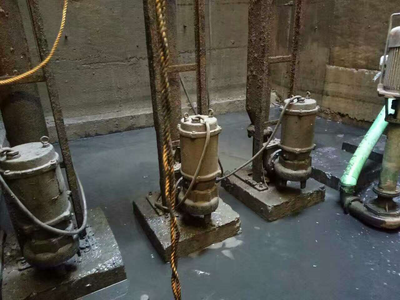 石河子乡污水池清理